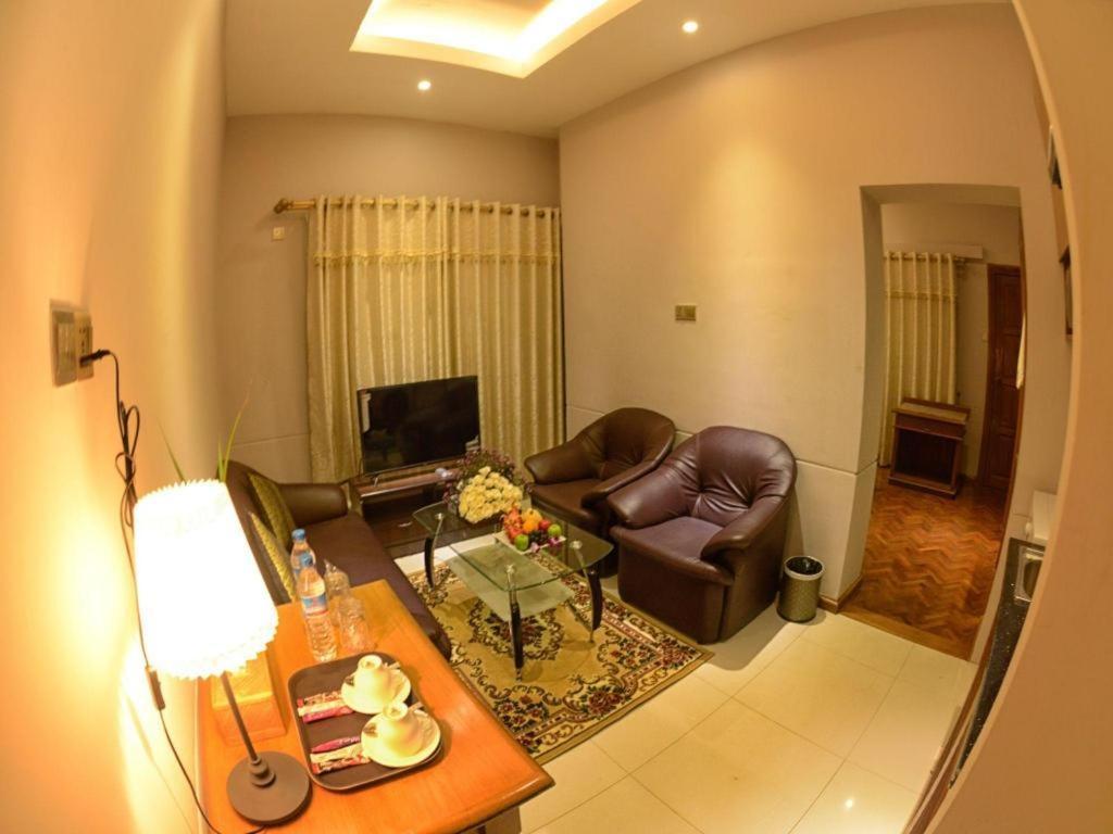 Shwe Taung Tan Hotel - Lake View Monywa Bagian luar foto