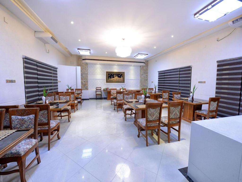 Shwe Taung Tan Hotel - Lake View Monywa Bagian luar foto
