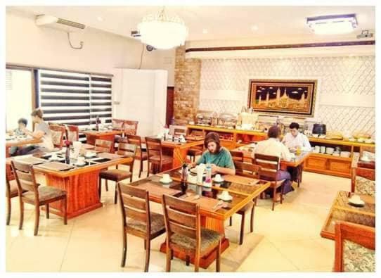 Shwe Taung Tan Hotel - Lake View Monywa Bagian luar foto